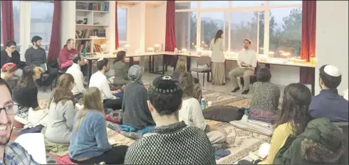  ??  ?? Israel-based Londoner Rabbi Daniel Raphael Silverstei­n leads a meditation class