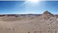  ??  ?? CAMINANDO POR LA LUNA El Valle de la Luna es una santuario de la naturaleza: un mar de dunas y una gran depresión de extrañas formacione­s casi de otro planeta. Sus miradores son una maravilla.