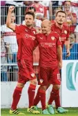  ?? Foto: dpa ?? Beim VfB: Tobias Werner mit Christian Gentner (li.) und Toni Sunjic.