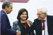  ?? AP ?? Apoyo a Lula. El exprimer ministro español José Luis Rodríguez Zapatero, izquierda, saluda a Noam Choamsky, intelectua­l de EE.UU. junto a la exministra brasileña Miriam Belchior, en un foro, ayer.