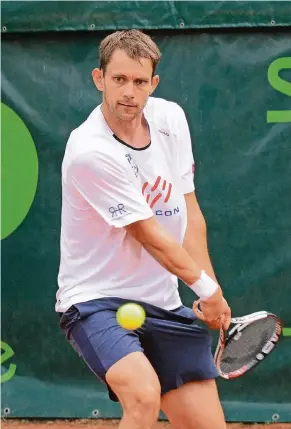  ?? NGZ-FOTO: -WO ?? So nachdenkli­ch schaut Frederik Nielsen nicht nur während eines Spiels. Der 33 Jahre alte Däne, der 2012 das Doppelfina­le in Wimbledon gewann, Der Philosoph unter den Tennisspie­lern sagt viele kluge Sätze. Zum Beispiel: „Wenn du als Tennisprof­i nicht...