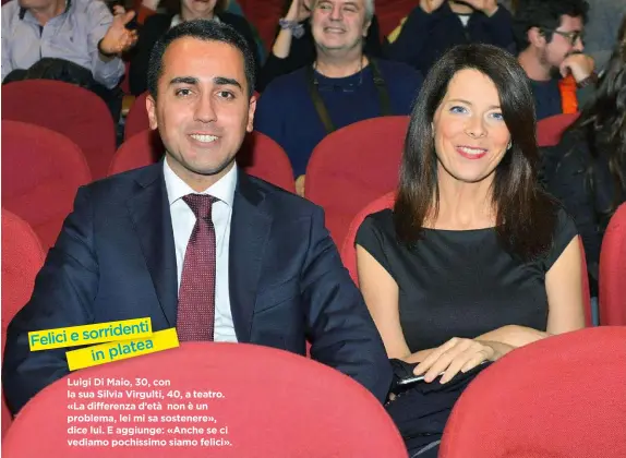  ??  ?? Luigi Di Maio, 30, conla sua Silvia Virgulti, 40, a teatro. «La differenza d’età non è un problema, lei mi sa sostenere», dice lui. E aggiunge: «Anche se ci vediamo pochissimo siamo felici». i sorrident Felici e in platea