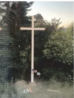  ?? FOTO: MM ?? Das Holzkreuz ist sieben Meter hoch und steht im Garten eines Hauses in Stockum.