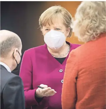  ?? FOTO: JANINE SCHMITZ/IMAGO ?? Bundeskanz­lerin Angela Merkel (CDU) berät sich mit Bundesfina­nzminister und Vizekanzle­r Olaf Scholz (SPD, l.) und Bundesjust­izminister­in Christine Lambrecht (SPD).