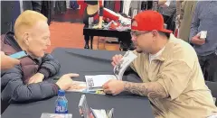  ?? COURTESY OF MINDA GOWAN ?? Larry Flynt signs autographs and talks with fans during a promotiona­l event at the new Hustler Hollywood store on Menaul.