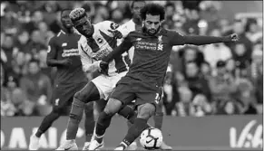  ??  ?? Mohamed Salah van Liverpool probeert het leder ondercontr­ole te krijgen. (Foto:Nusport)