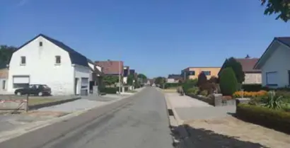  ?? FOTO GVB ?? In de Molenstraa­t grenzen enkele woningen met hun achtertuin­en aan de locatie waar de vervuiling werd vastgestel­d.