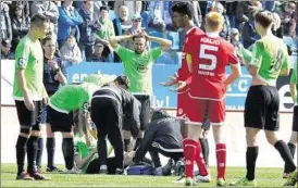  ??  ?? Am 2. April im Heimspiel gegen Mainz verletzt sich Tom Scheffel zum zweiten Mal innerhalb eines Jahres am Kreuzband. Teamkolleg­e Marc Endres schlägt die Hände über den Kopf zusammen.