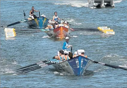  ?? FOTO: EUSKO LABEL LIGA ?? Donostiarr­a, Lekittarra y, al fondo, Urdaibai vuelven casi en fila por la calle 0 en la aguas de la Ría