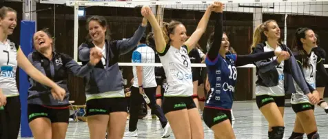  ?? Foto: Annette Zoepf ?? Sie sind einfach nicht zu stoppen. Gegen den TSV TB München gab es für die Hochzoller Volleyball­erinnen den ersten 3:0-Erfolg der Saison.