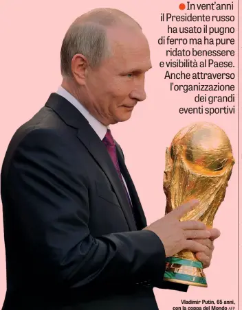  ?? AFP ?? Vladimir Putin, 65 anni, con la coppa del Mondo