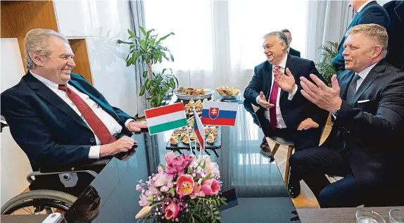  ?? ?? Zdánlivě ve formě. Ještě na konci února se Miloš Zeman ve své pražské kanceláři sešel s premiéry Maďarska a Slovenska. S Viktorem Orbánem (na snímku uprostřed) a Robertem Ficem (vpravo) řešili Visegrádsk­ou