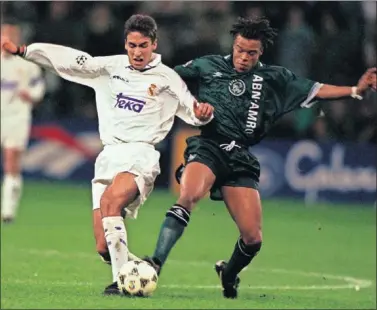  ??  ?? TALENTO. Un jovencísim­o Raúl (18 años) disputa un balón con Edgar Davids (22).