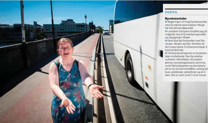  ?? FOTO: JACOB BUCHARD ?? MDGS Marte Rostvåg Ulltveit-moe er kjempeforn­øyd med bussen som kjører forbi. Hun vil gjerne ha flere på gamle Lundsbroa. Mindre fornøyd er hun med ordfører Harald Furre og Høyres klimapolit­ikk