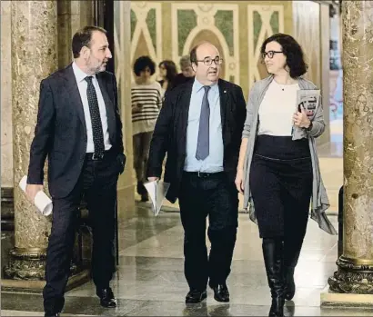  ?? MARTA PEREZ / EFE ?? Ramon Espadaler (Units), junto al primer secretario del PSC, Miquel Iceta, y la portavoz, Eva Granados