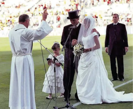  ?? GETTY IMAGES ?? El noruego Ekeland y la brasileña De Souza contrajero­n matrimonio minutos antes del partido que enfrentó a sus seleccione­s en Francia 98
//