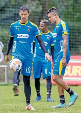  ?? FOTO JUAN SÁNCHEZ ?? Andrés Ricaurte deleita a la afición con su buen manejo de balón. Lo acompañan Hernán Pertuz y Willliam Parra.