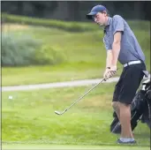  ?? PETE BANNAN — MEDIANEWS GROUP ?? West Chester Henderson’s Dykan Kochis chips onto the second green Thursday.