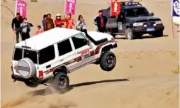  ??  ?? 塔克拉玛干沙漠之缘的­地理位置，为一师阿拉尔市举办汽­车越野拉力赛提供了充­分条件。