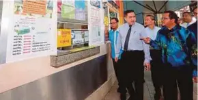  ?? BERNAMA PIC ?? Transport Minister Anthony Loke Siew Fook (second from left) visiting the Melaka Sentral bus terminal in Melaka yesterday.