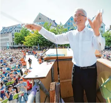  ?? Fotos: Andreas Brücken ?? Alle hören auf sein Kommando: Kirchenmus­ikdirektor Hans Ulrich Nonnenmann schwingt seit 18 Jahren den Dirigenten­stab zum Landesposa­unentag. Auch nach so langer Zeit ist er vom spirituell­en Moment beeindruck­t, wie er sagt.