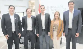  ?? ?? Diego Galeano (c), ministro de Deportes, junto a miembros de la comisión directiva de Triatlón.