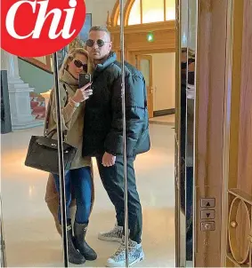  ?? ?? Insieme
La foto pubblicata in esclusiva dal settimanal­e «Chi» mostra Ilary Blasi con Bastian: i due si sarebbero conosciuti in tempi recenti