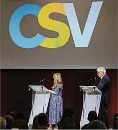  ?? Foto: Elena Arens ?? Die beiden Parteivors­itzenden Elisabeth Margue und Claude Wiseler stellen das neue Parteilogo vor.