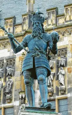  ?? Fotos: dpa ?? Karl der Große steht noch heute als Statue auf dem Marktplatz in Aachen.