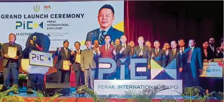  ?? PIC BY MUHD ZAABA ZAKERIA ?? Deputy Internatio­nal Trade and Industry Minister Dr Ong Kian Ming (centre) launching the Perak Internatio­nal Trade Exposition 2019 in Kuala Lumpur yesterday.