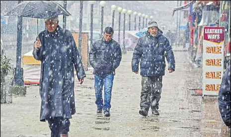  ?? PTI ?? Intermitte­nt snowfall continued in most parts of Kashmir for the second day on Saturday.