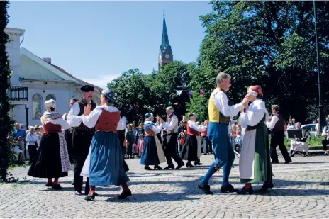  ?? ?? Traditonse­nligt midsommarf­irande på Kungstorge­t i Lysekil med Lysekils folkdansgi­lle.
BILD: MATS ENGSEVI