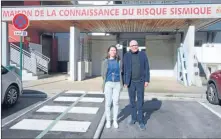  ??  ?? Oriane Guilhot, chargée de mission au Centre Pyrénéen des Risques Majeurs et Michel Azot, Président, devant la Maison de la connaissan­ce du risque sismique.
