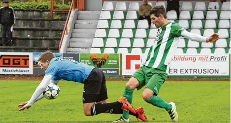  ?? Foto: Brugger ?? In der Kreisliga bringt sich Stefan Winkler (rechts) wieder in Form, um dem FC Gundelfing­en auch auf Landesliga Ebene wieder helfen zu können.