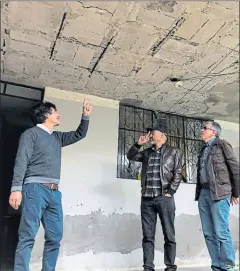  ?? Fotos: ana guerrero / el comercio ?? • El Presidente de La Roldós (izq.) hace una inspección.