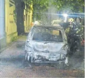  ?? ?? Desastre. Así quedó uno de los vehículos incendiado­s de madrugada.