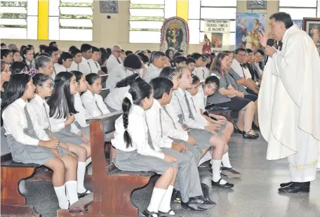  ??  ?? El padre Lucio Arana durante la primera de las tres misas celebradas ayer en honor de la Virgen de la Medalla Milagrosa.