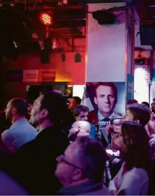  ??  ?? Le 3 mai 2017. Au soir du débat d’entre deux tours, dans un bar du centre de Paris, avec des soutiens d’Emmanuel Macron.