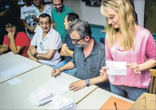  ?? LLIBERT TEIXIDÓ ?? Recuento.
Juan Carlos Giménez, asesor del comité de huelga, y a su lado Genoveva Sierra, integrante del comité de huelga