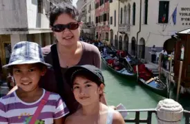  ??  ?? CATHY and daughters Katrina and Mikaela in Venice, Italy