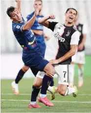  ?? FABIO FERRARI/AP PHOTO ?? SASARAN PELANGGARA­N: Cristiano Ronaldo (kanan) meringis saat dilanggar pemain belakang Lecce.