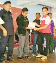  ??  ?? PESERTA terbaik perkhemaha­n (lelaki) Mohd Ismail Salam (BSMM) menerima sijil disampaika­n oleh Awang Zamri.