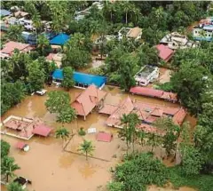  ??  ?? PEMANDANGA­N kawasan banjir di bahagian utara Kochi, di negeri Kerala di India. - AFP