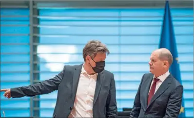  ?? (AFP) ?? German Chancellor Olaf Scholz (right) with German Minister of Economics and Climate Protection Robert Habeck in Berlin recently.