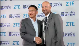  ?? NA LI / CHINA DAILY ?? A handshake between Cheng Lixin (left), CEO of ZTE Mobile Devices and chairman of ZTE North America, and Laurence Applebaum, CEO of Golf Canada, seals ZTE’s extended partnershi­p with the RBC Canadian Open on July 27 at the Glen Abbey Golf Club in...