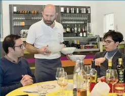  ??  ?? 180 gradi
Il ristorante al Gran Teatro Morato è aperto solo a pranzo, la sera in caso di eventi. Nasce dall’impegno della cooperativ­a Alborea di Mario Fappani, a destra con il direttore Angelo Maiolo