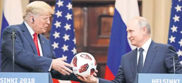  ??  ?? El presidente de EU, Donald Trump, recibe el balón oficial del Mundial de manos del mandatario ruso, Vladimir Putin, durante la conferenci­a de prensa que ofrecieron ambos ayer en Helsinki, Finlandia.