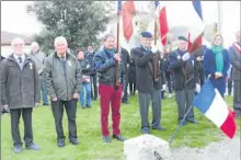  ??  ?? Recueillem­ent devant le Monument aux Morts.