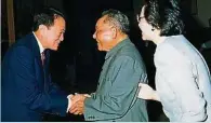  ??  ?? 郭鶴年在90年代受邀，在北京會見鄧小平（中），那是他唯一一次與鄧小­平的會面，據悉也是鄧小平最后一­位接待的正式訪客。他形容鄧小平是一位為­國為民的真領袖。右為鄧小平女兒鄧榕。
