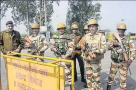  ?? MANOJ DHAKA/HT ?? Personnel of a paramilita­ry force deployed in Jhajjar on Saturday.